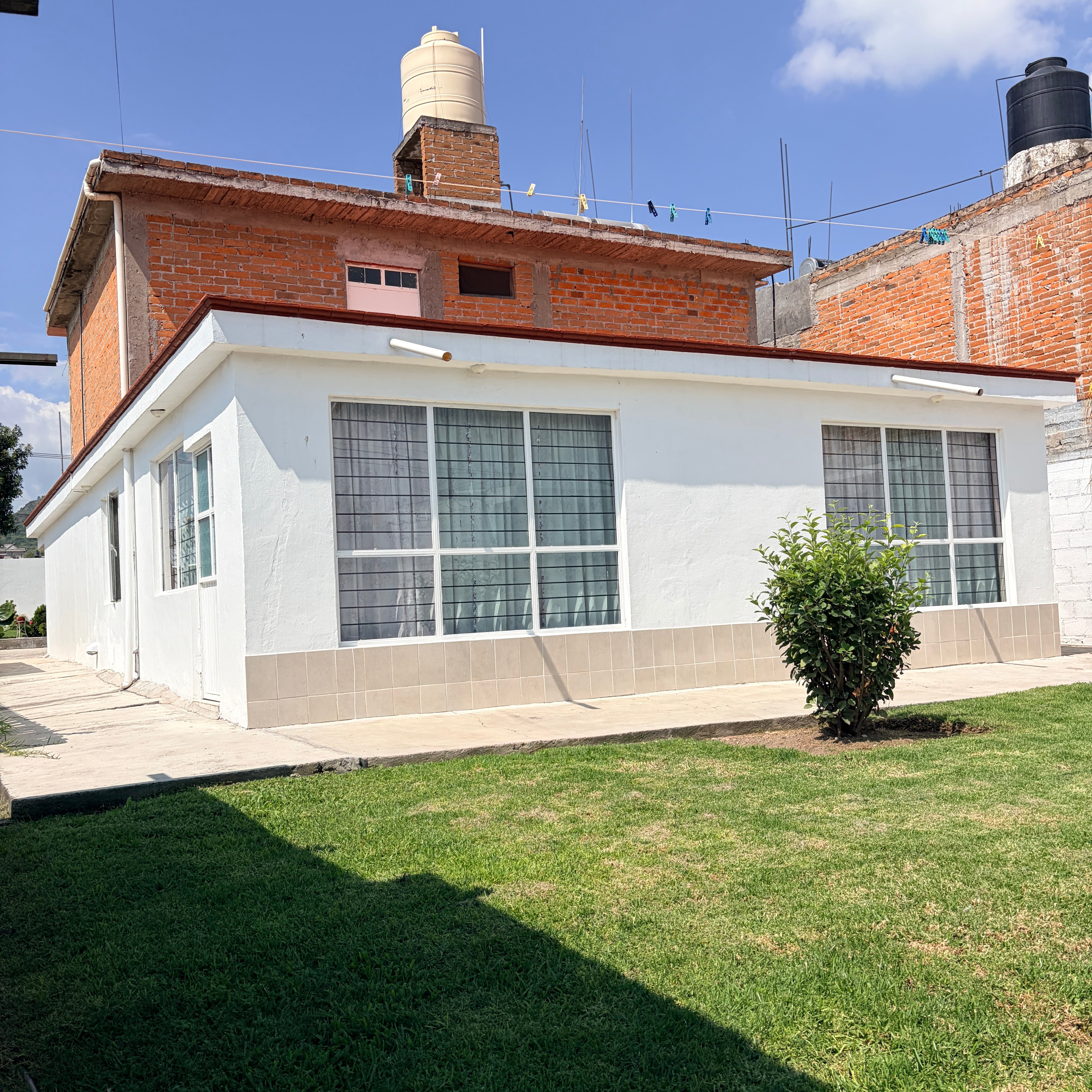 CASA A PIE DE CARRETERA FEDERAL • EN LA YEGÜERÍA• ZINAPÉCUARO MICHOACÁN