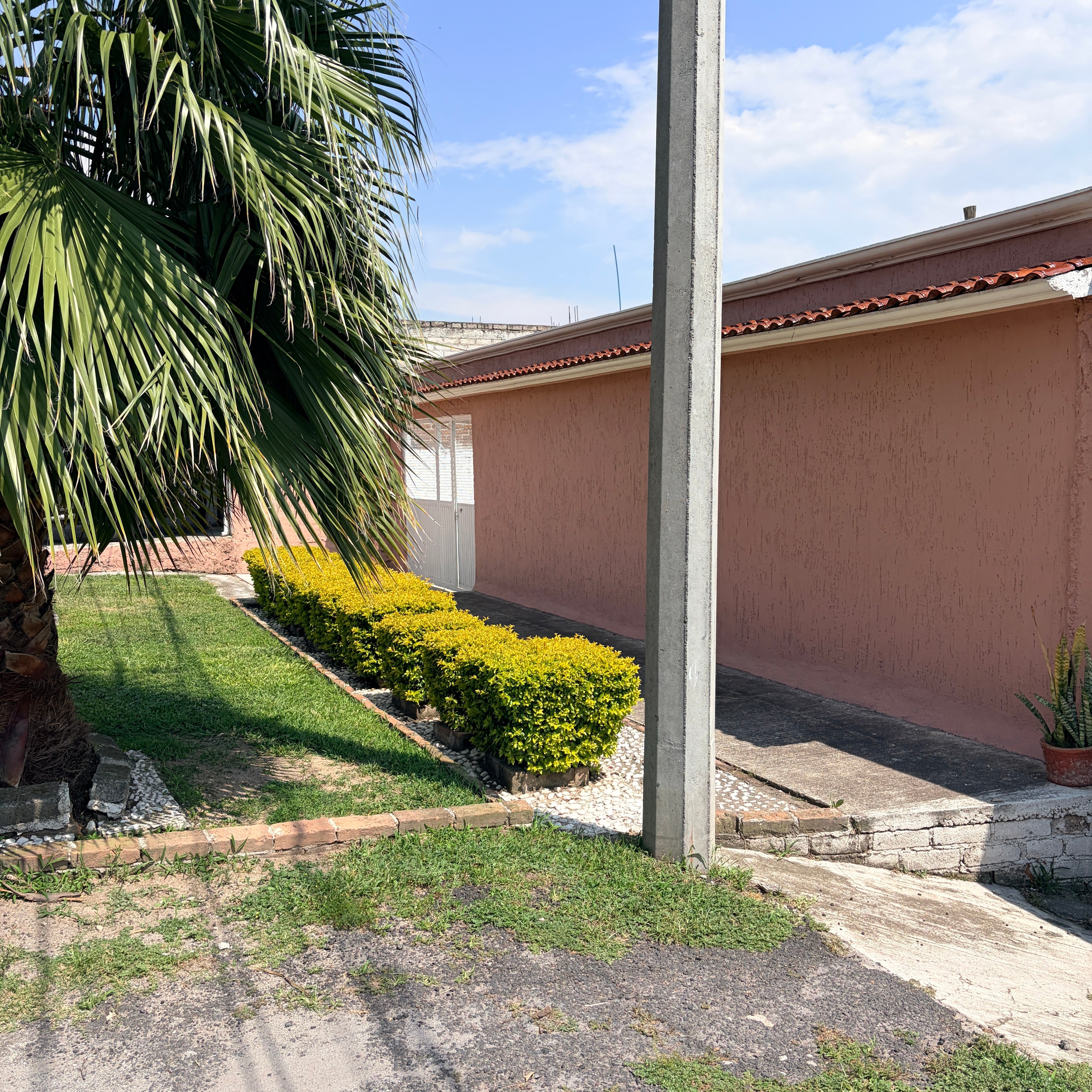 CASA A PIE DE CARRETERA FEDERAL • EN LA YEGÜERÍA•  ZINAPÉCUARO MICHOACÁN