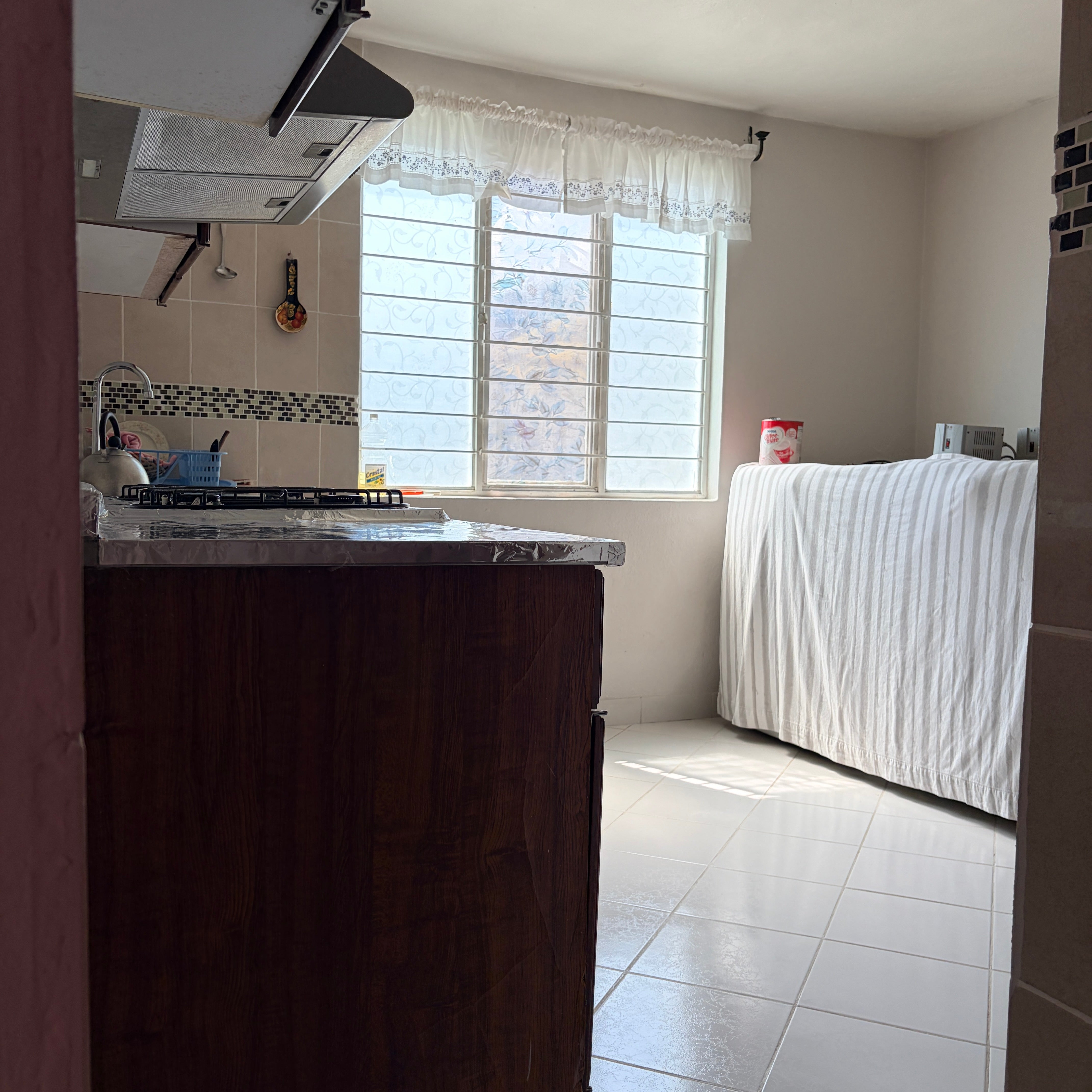 CASA A PIE DE CARRETERA FEDERAL • EN LA YEGÜERÍA•  ZINAPÉCUARO MICHOACÁN