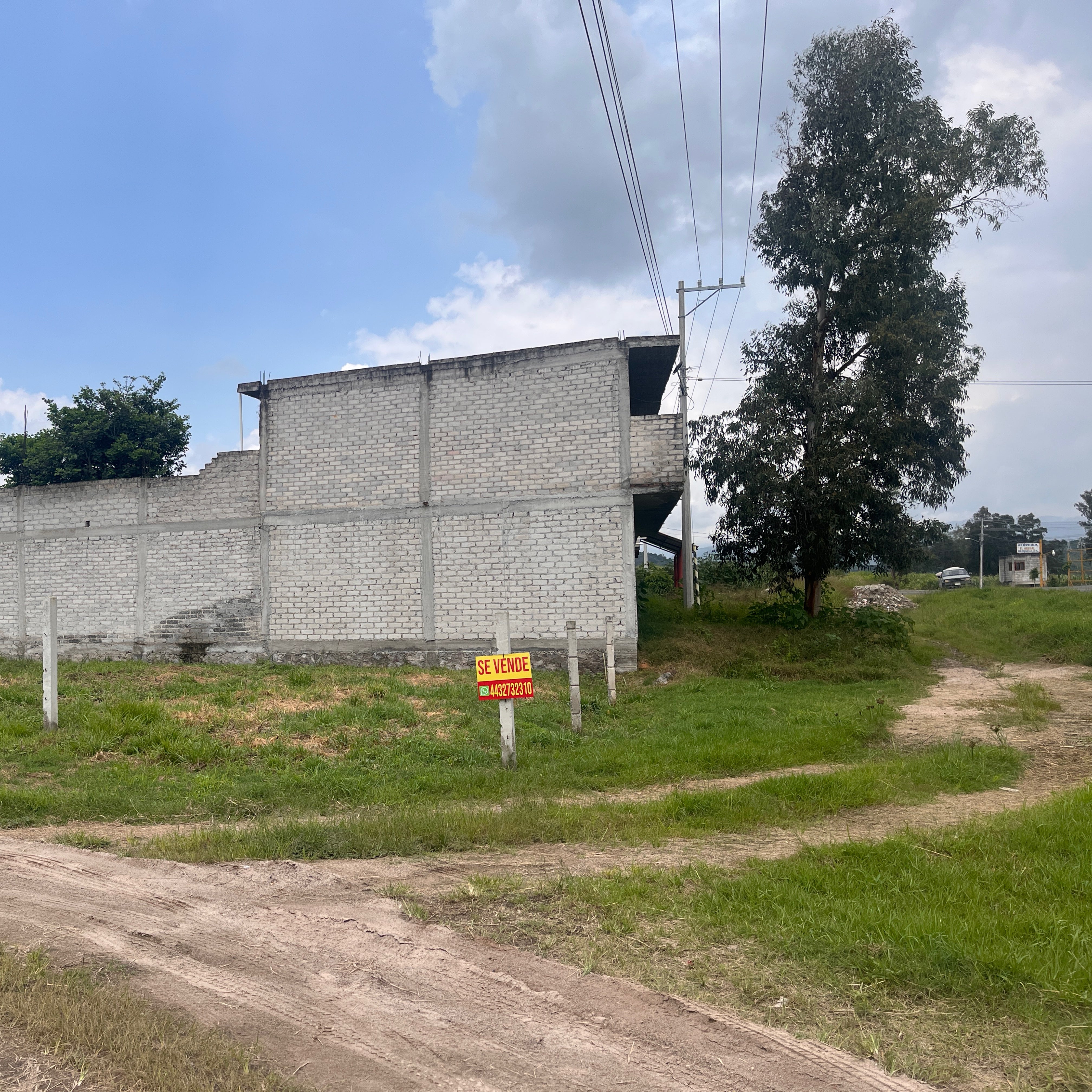 TERRENO A PIE DE CARRETERA FEDERAL • EN ZINAPÉCUARO MICHOACÁN