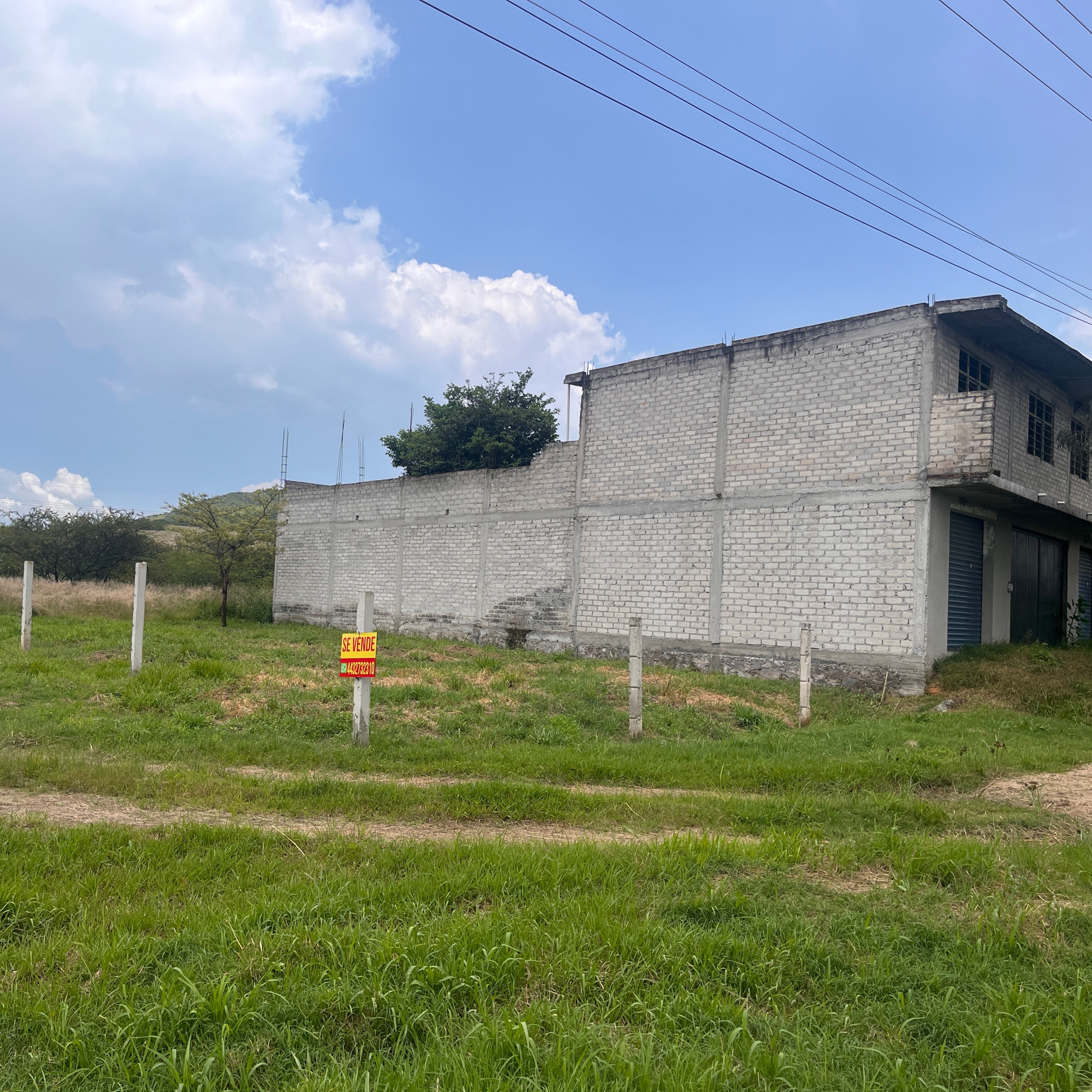 TERRENO A PIE DE CARRETERA FEDERAL • EN ZINAPÉCUARO MICHOACÁN