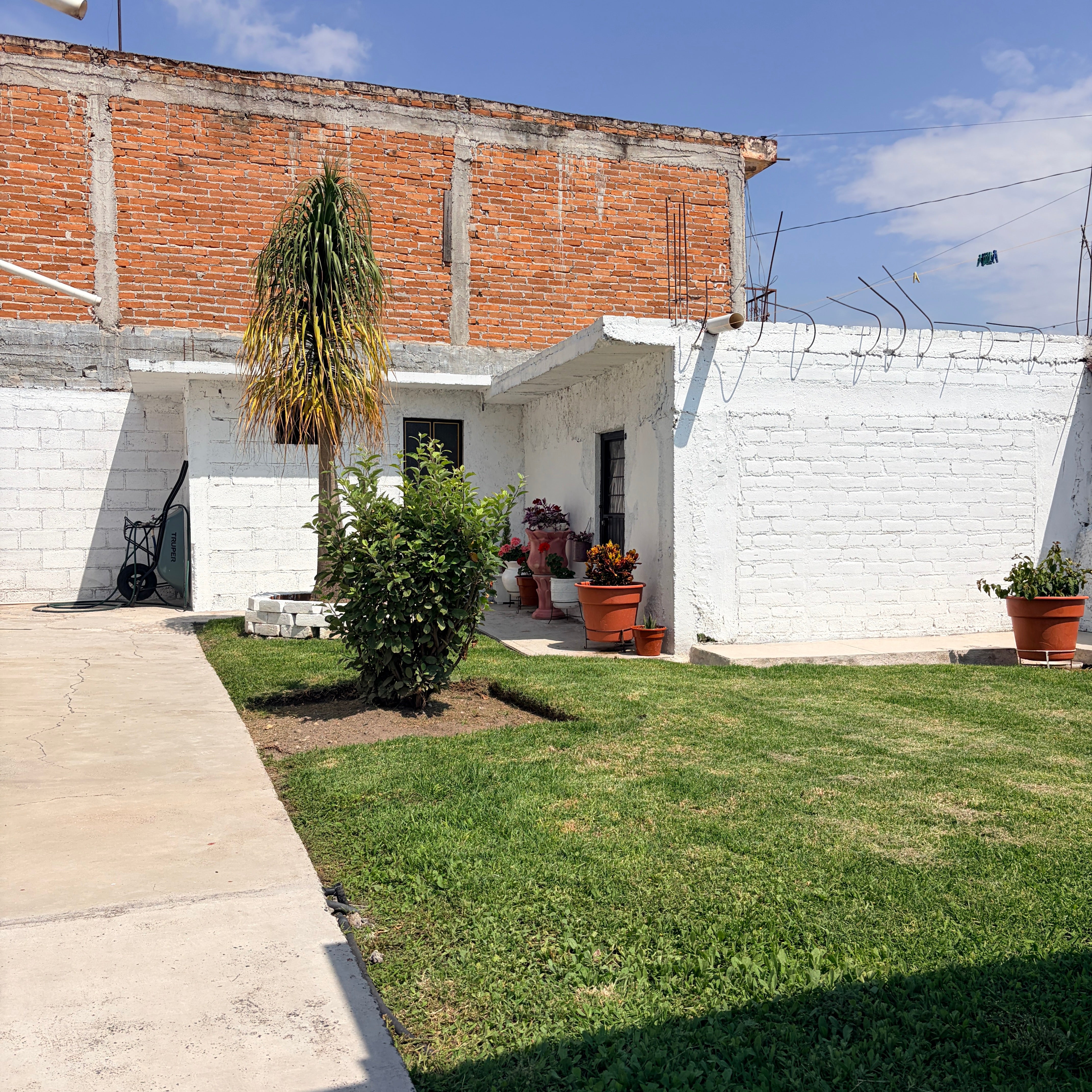 CASA A PIE DE CARRETERA FEDERAL • EN LA YEGÜERÍA•  ZINAPÉCUARO MICHOACÁN