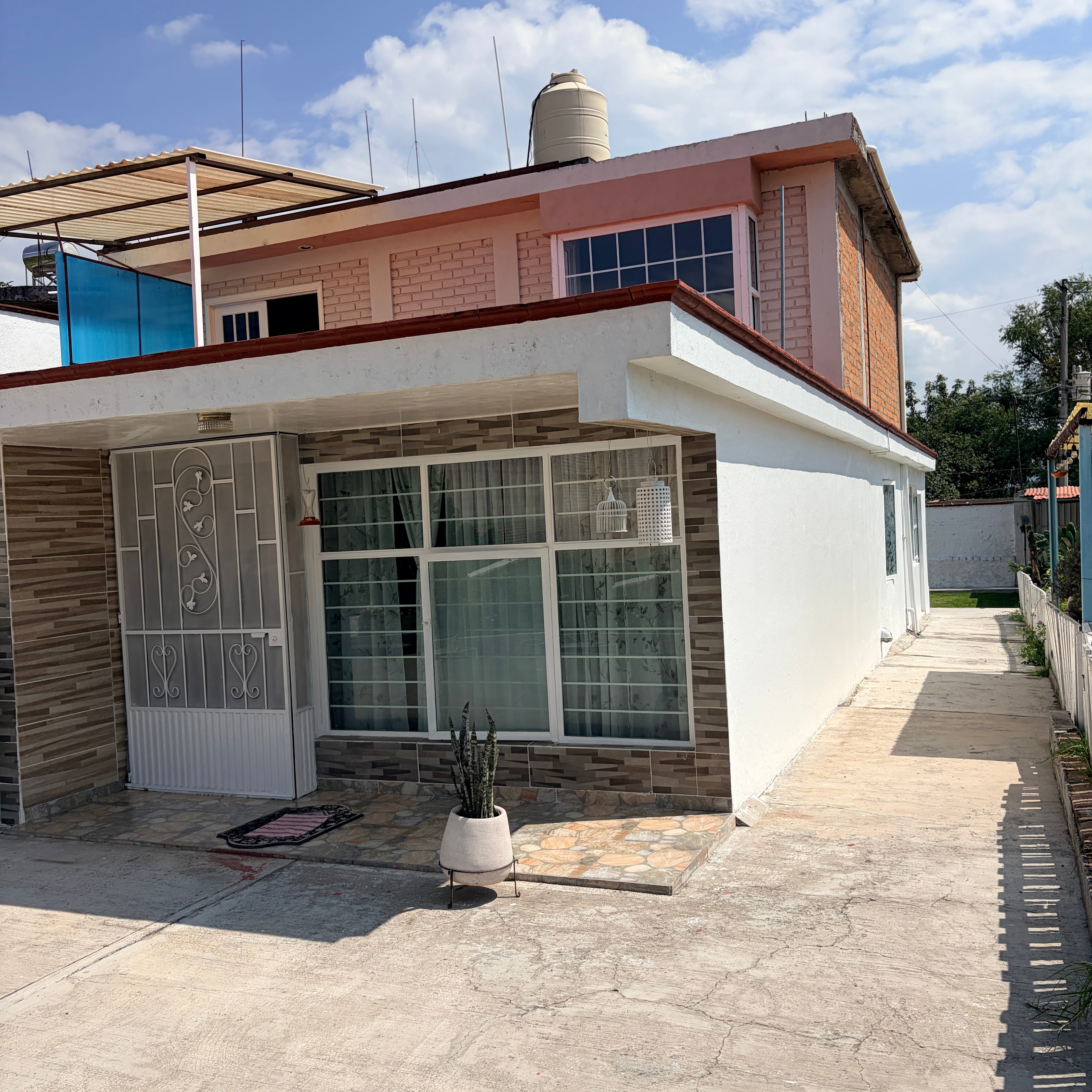 CASA A PIE DE CARRETERA FEDERAL • EN LA YEGÜERÍA•  ZINAPÉCUARO MICHOACÁN