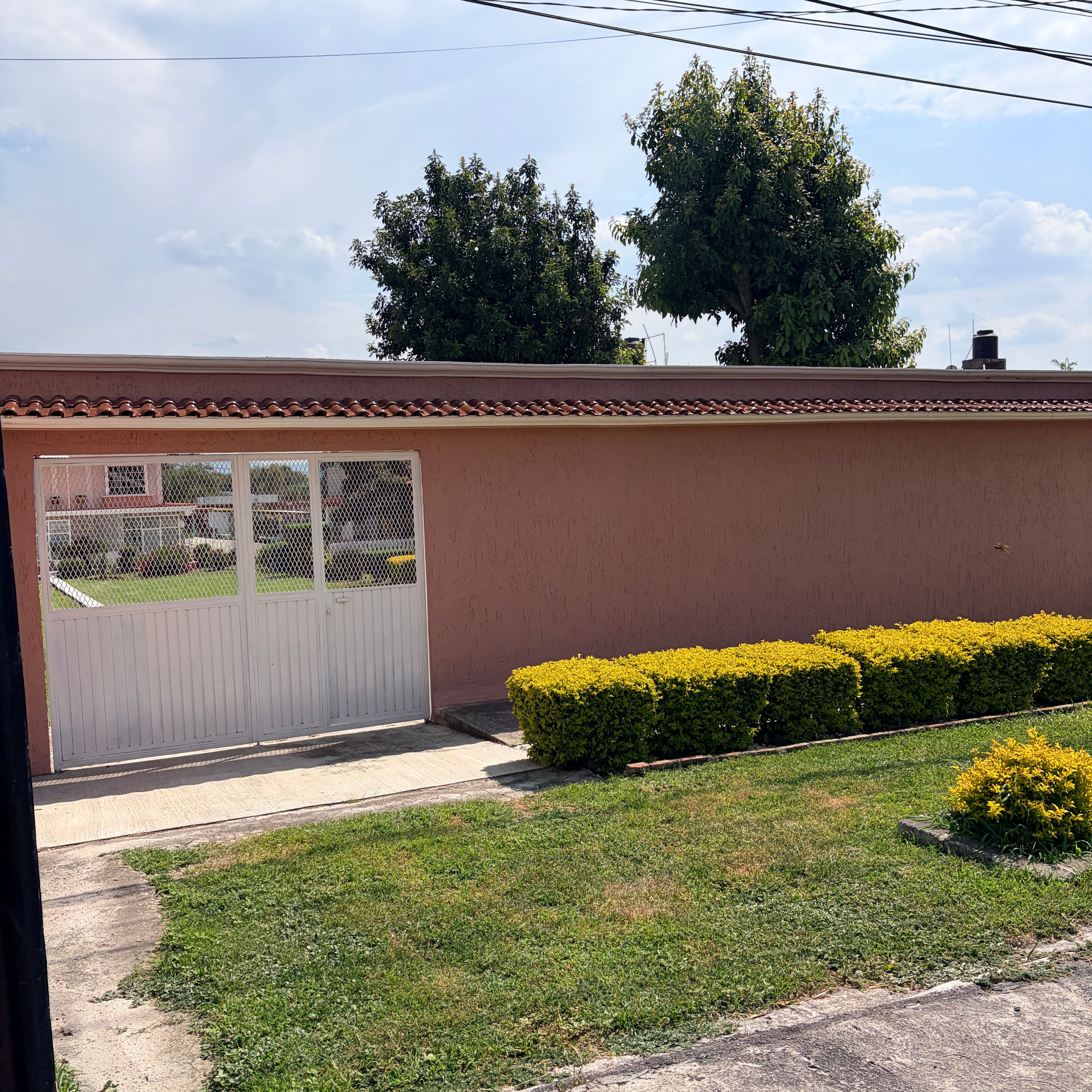 CASA A PIE DE CARRETERA FEDERAL • EN LA YEGÜERÍA•  ZINAPÉCUARO MICHOACÁN